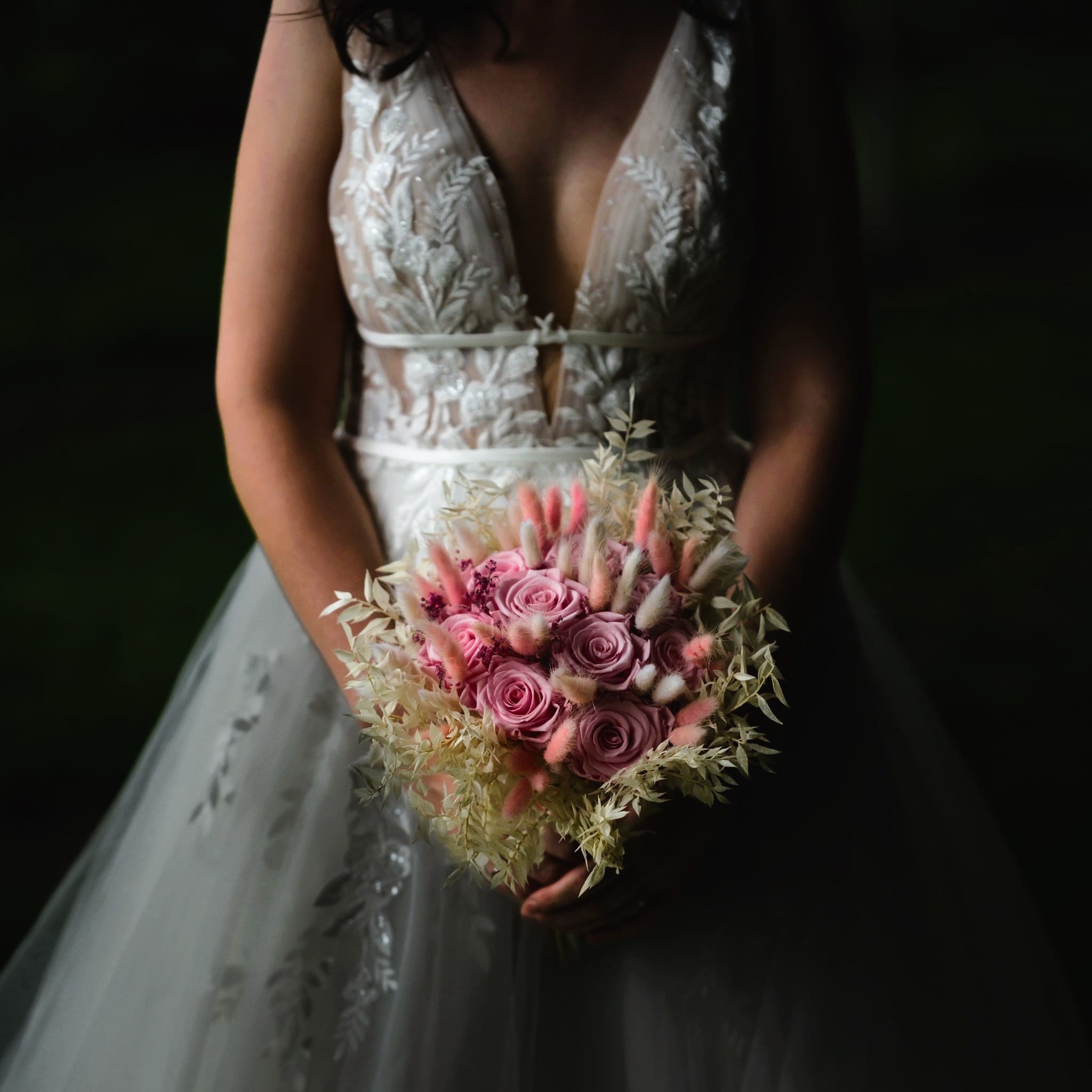 Dis-moi oui : photographe de mariage en Valais, le bouquet de la mariée